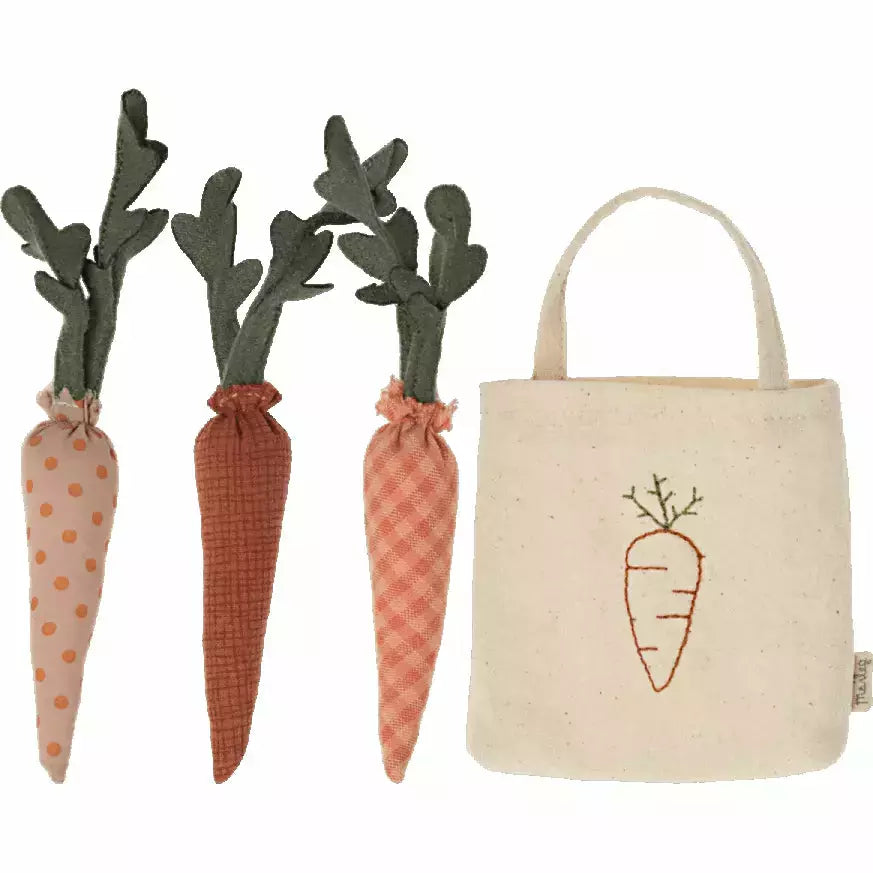 Maileg Carrots in Shopping Bag Dollhouses and Access. Maileg   